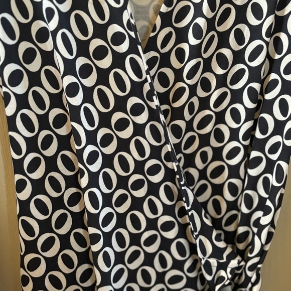 Diane Von Furstenberg Long Sleeve Wrap Dress, 100% Silk, Size 10 - Picture 3 of 6